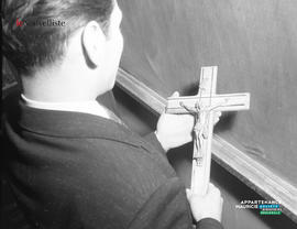 005 - Jeune tenant un crucifix