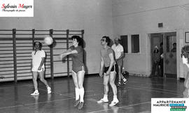 Personnes jouant au volleyball
