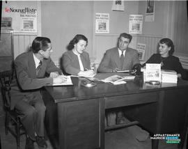 001 - Personnes derrière un bureau
