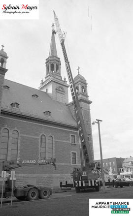 Grue près d'une église