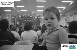 Enfant dans une salle
