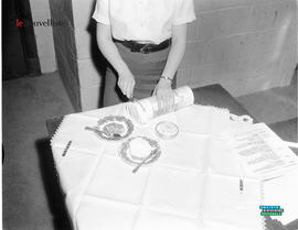 002 - Femme coupe un gâteau