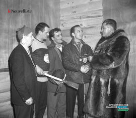 004 - Groupe d'hommes