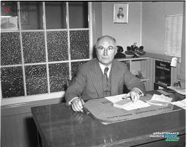 002 - Homme à son bureau