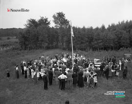 001 - Foule à l'extérieur