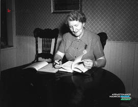 001 - Femme qui lit un livre