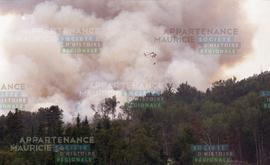 Hélicoptère essayant d'éteindre le feu