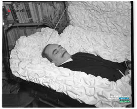 001 - Homme dans un cercueil