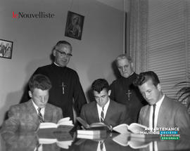 001 - Deux religieux et trois étudiants