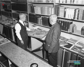 001 - Deux hommes et journal