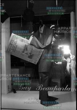 Beauparlant Vitrine mannequin qui lit le Nouvelliste