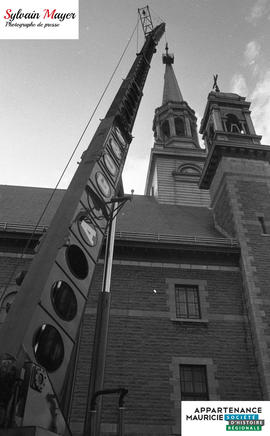 Grue près d'une église