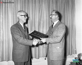 002 - Remise d'une plaque souvenir