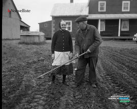 001 - Un homme et une femme qui travaillent dans un champ
