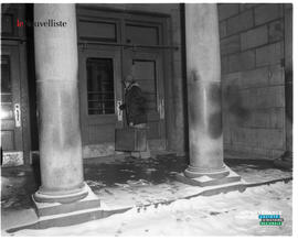 012 - Homme avec valise