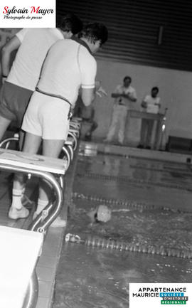Personnes sur le bord de la piscine