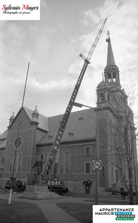 Grue près d'une église