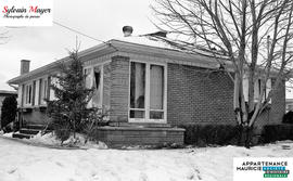 Maison avec des fenêtres endommagées