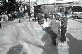 Enfants devant un banc de neige