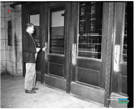 016 - Homme devant une porte