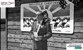 Homme faisant un discours