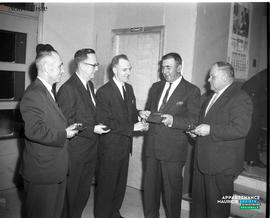 001 - Remise de souvenirs aux anciens maires