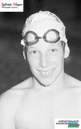 Garçon à la piscine