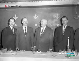 002 - Hommes debout