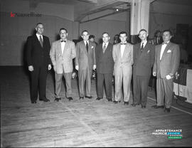 004 - Groupe d'hommes