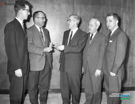 001 - Groupe d'hommes