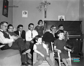 018 - Personnes dans un salon