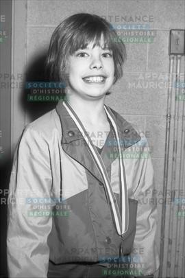 Fille avec une médaille