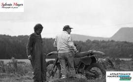 Personnes près d'une motocross