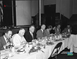 019 - Groupe d'hommes en voyage aux États-Unis