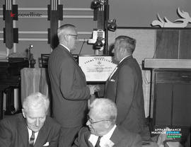 005 - Deux hommes discutent