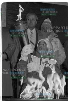 Enfant tenant la flamme
