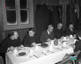 002 - Personnes assises à une table