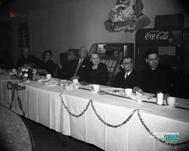 001 - Hommes à une table