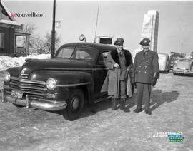 001 - Deux policiers et voiture