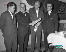 003 - Groupe d'hommes