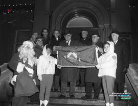 001 - Remise du drapeau de la ville par le maire