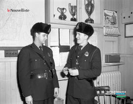 001 - Deux policiers