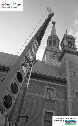Grue près d'une église