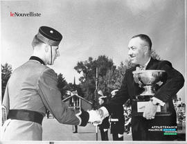 001 - Remise d'un trophée
