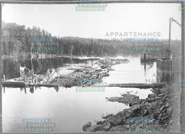 Temporary dam at entrance to canal. Début 1900 Construction du barrage temporaire à l'entrée du C...