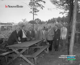 003 - Groupe d'hommes dehors