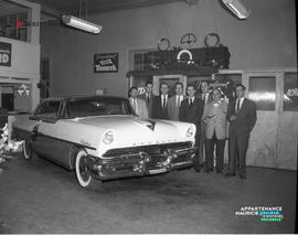 001 - Voiture et groupe de personnes