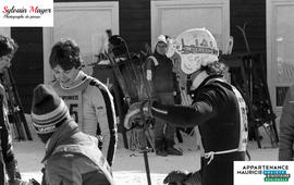 Skieurs au chalet