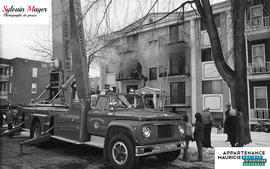 Pompiers devant un appartement