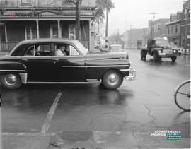 002 - Voiture sur une ligne blanche